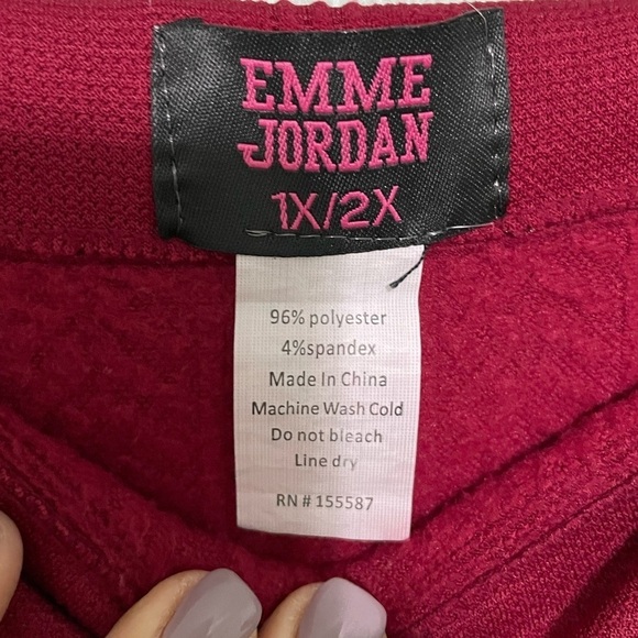EMME JORDAN 1X/2X red color leggings with textured design, comfy in great shape - Picture 4 of 4